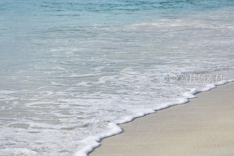 安提瓜和巴布达加勒比海滩的沙子和海浪