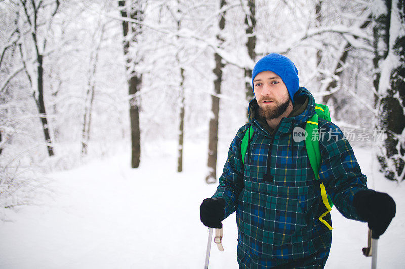 一个人独自行走在雪山上。