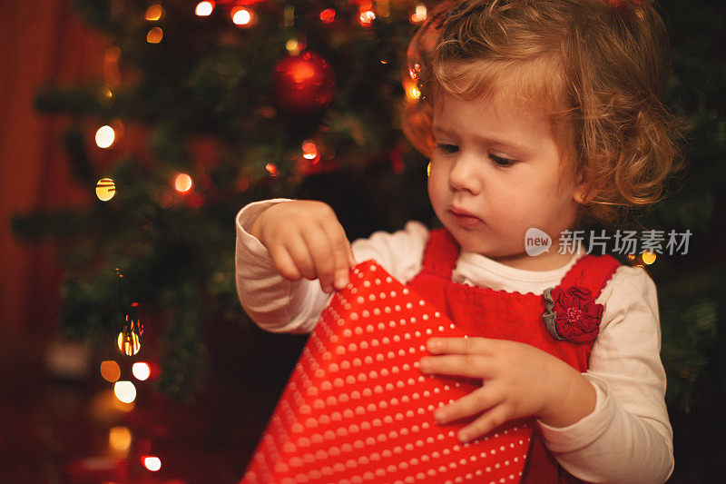 可爱的小女孩正在查看圣诞礼物