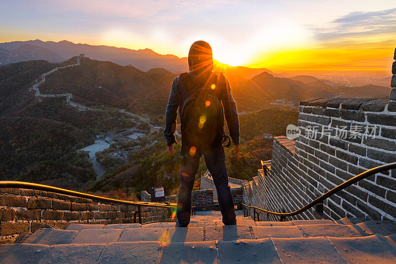 年轻的徒步旅行者在长城，中国北京