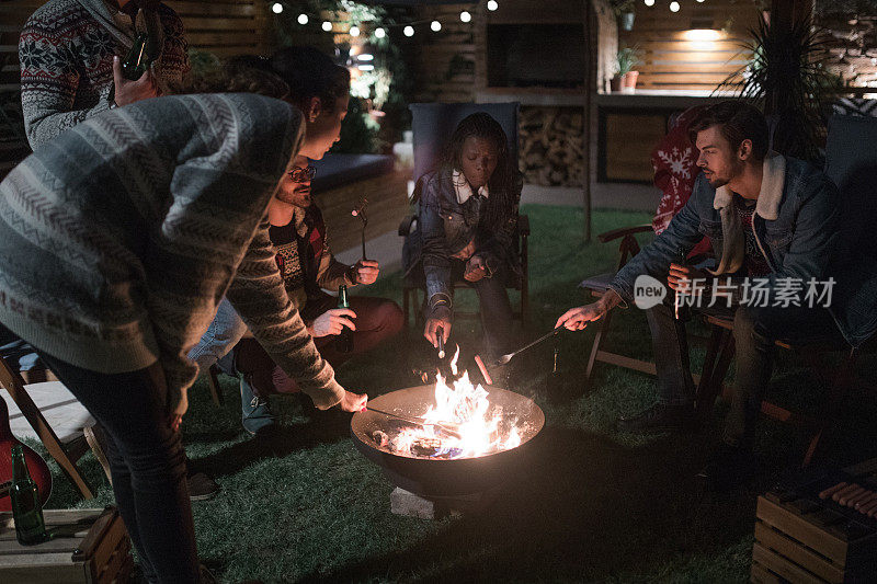 火边放松的夜晚