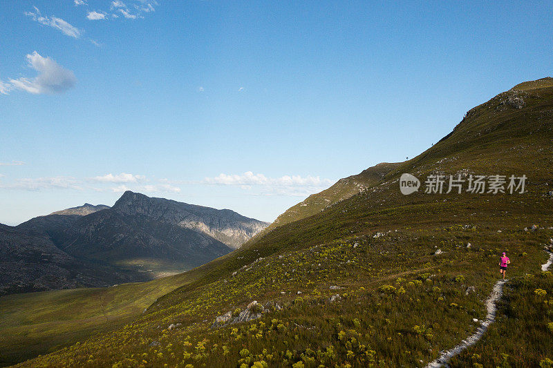 女人在山里跑步