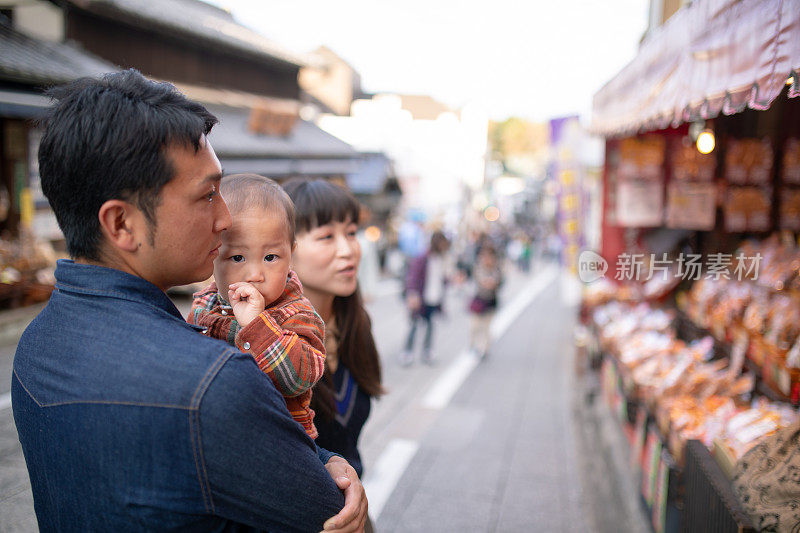 年轻的家庭参观日本小吃店