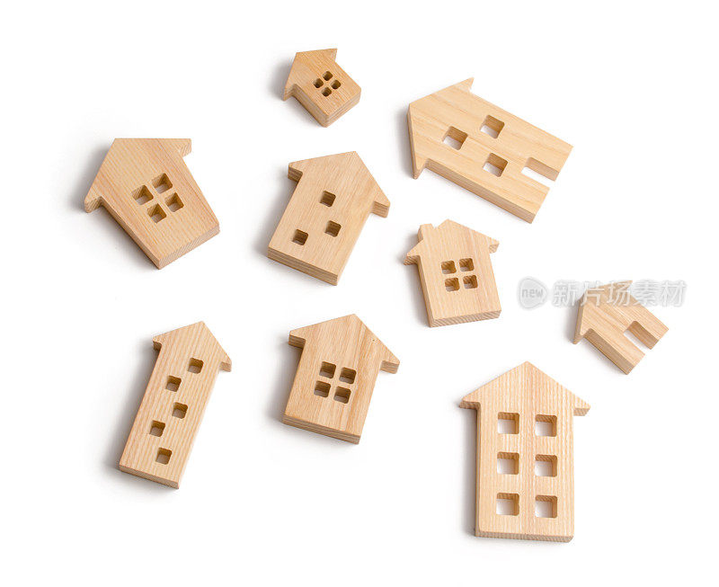 白色背景上的木房子。房价或租金上涨的概念。不断增长的住房和房地产需求。城市和人口的增长。的投资。有选择性的重点