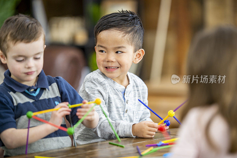 孩子们在玩STEM玩具