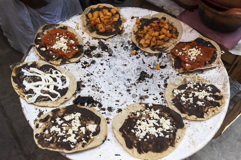 各种玉米饼为基础的食品出售Xoxocotlán，瓦哈卡，墨西哥市场