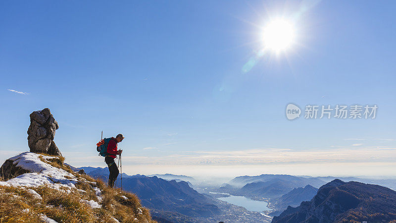 登山运动员在山顶上行走