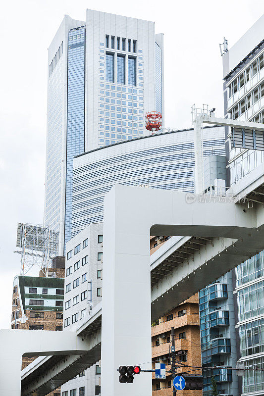 日本东京市区街道上的交通状况