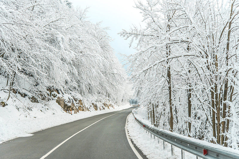 空旷的道路穿过白雪覆盖的景观