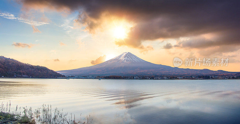 早晨的富士山和川口湖，秋季的富士山在山町。