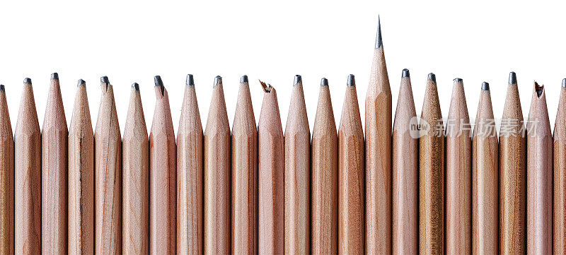 一排钝的，磨损的木制绘画铅笔在一个白色的背景和一个极端尖锐的木制铅笔从人群中脱颖而出与钝的铅笔对比。孤立的白色，剪辑路径包括。