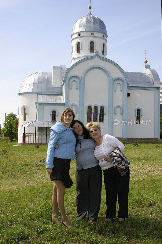 俄罗斯教堂前的妇女