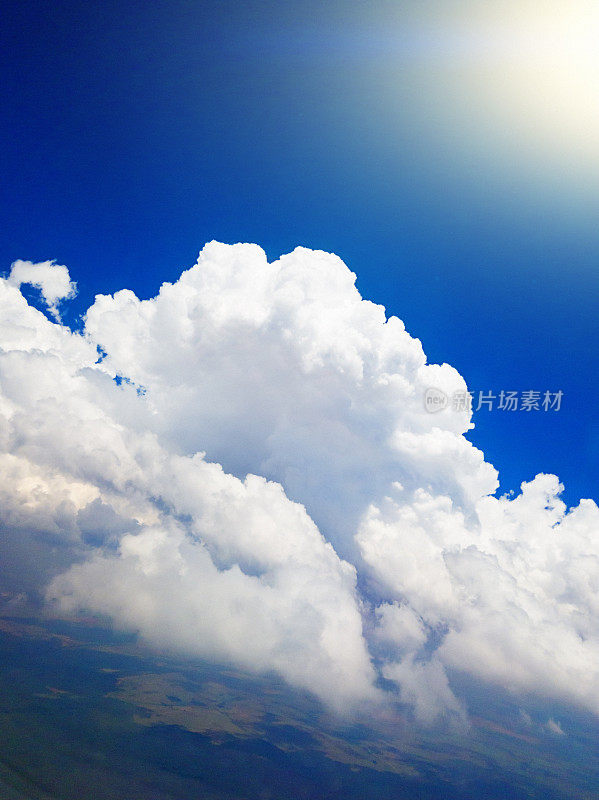 从飞机窗口看到的显然是斜着的浮云