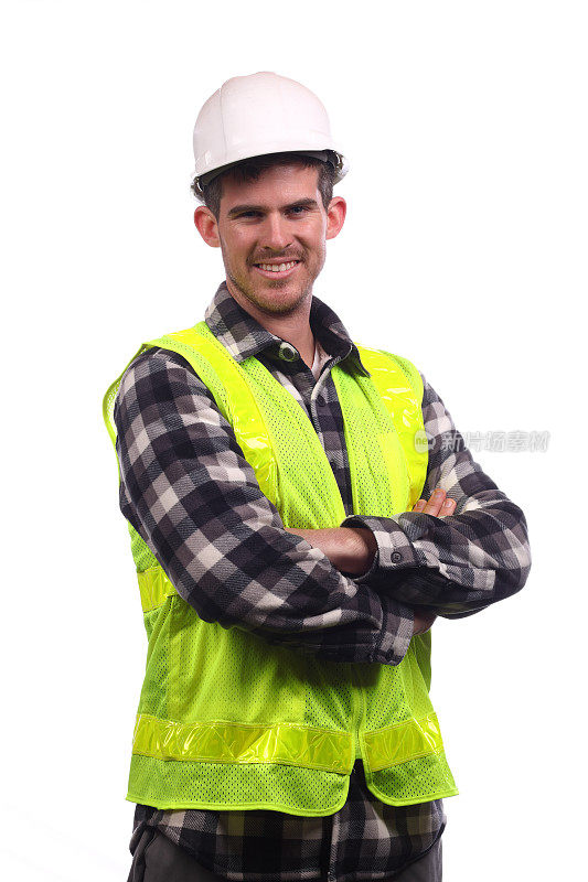建筑工人在白色的手臂交叉微笑