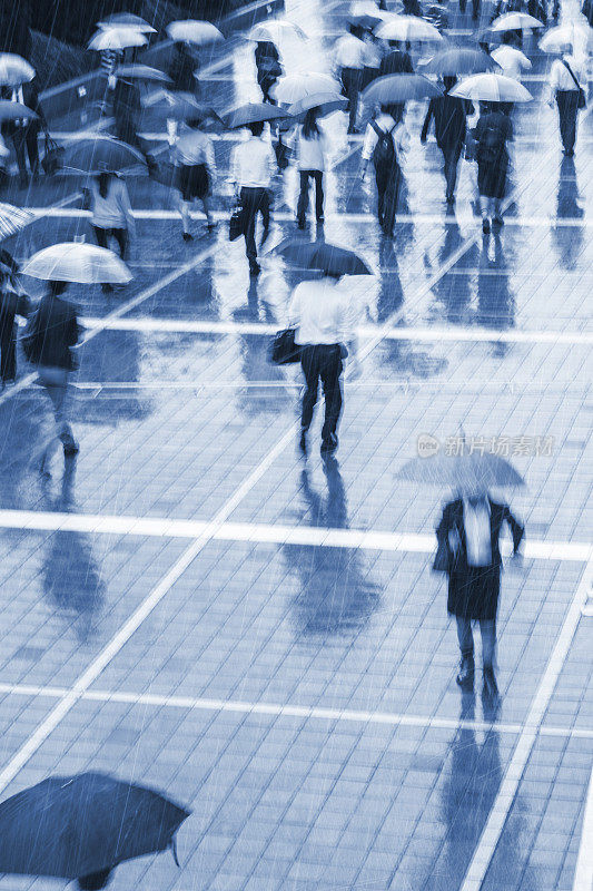 雨天早晨的城市通勤者