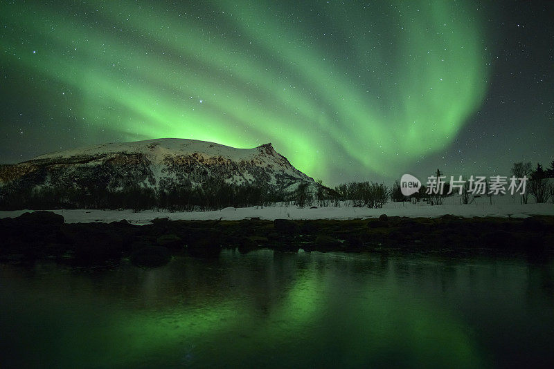 挪威罗浮敦群岛上空的北极光