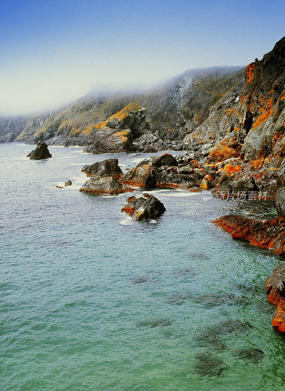 康沃尔海岸英格兰，英国，悬崖，海洋，岩石，海岸线-在MF胶片上拍摄