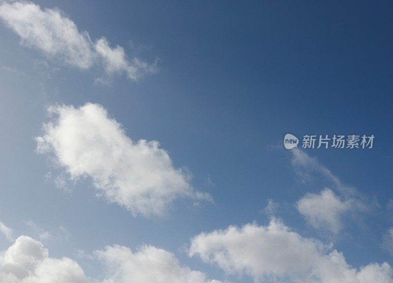 蓝色天空下蓬松的白云的完整画面