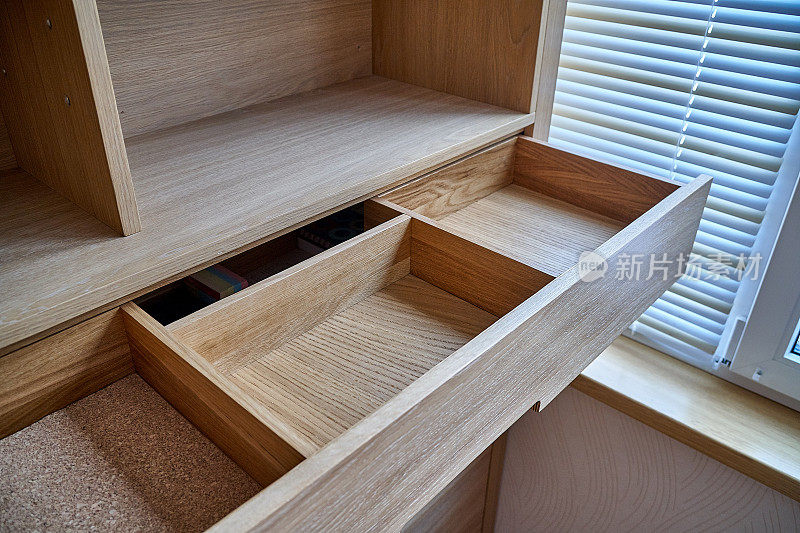 带打开抽屉的木制橱柜。现代家具