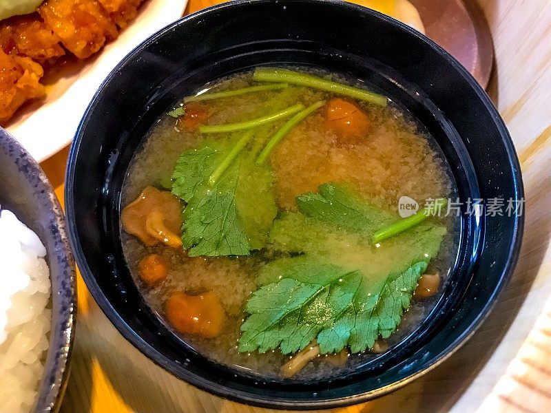 日本味噌汤，蘑菇和三菱
