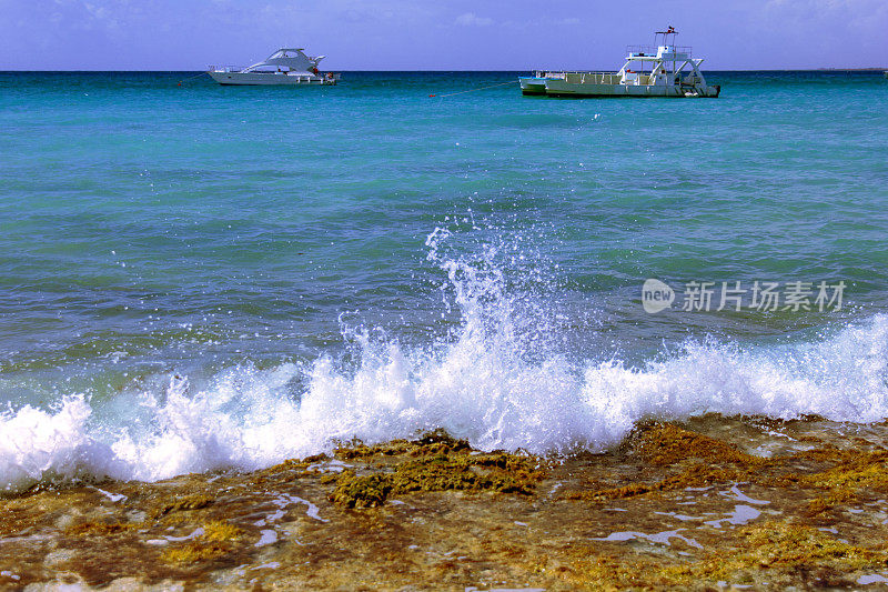 海浪拍打着海滩上的石头。