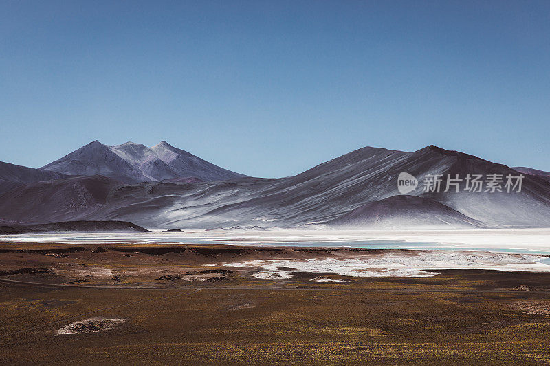 靠近萨拉德塔拉尔的公路和阿塔卡马沙漠的火山