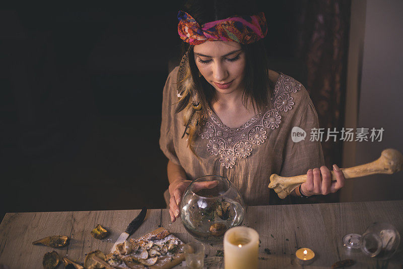 女人制作天然化妆品，俯视图