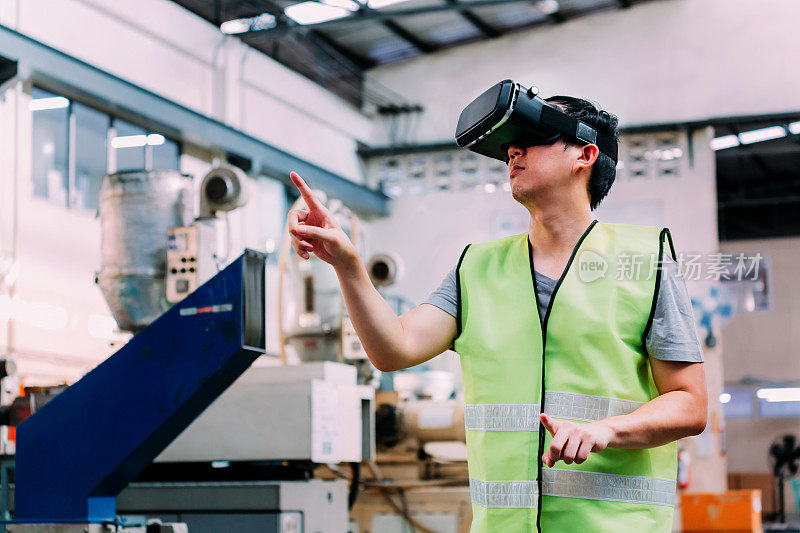 工业工厂工人戴着VR眼镜在工厂内触摸虚拟现实世界