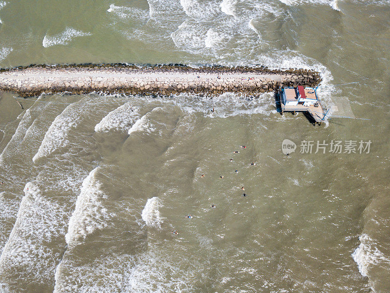 人们在受污染的水中冲浪