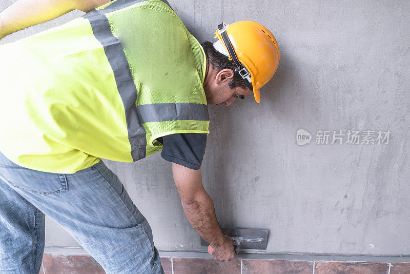 建筑工人正在为墙面喷漆做准备