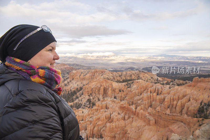成熟快乐，身体积极，45岁的白人女性在美国犹他州布莱斯峡谷国家公园的灵感点欣赏风景。
