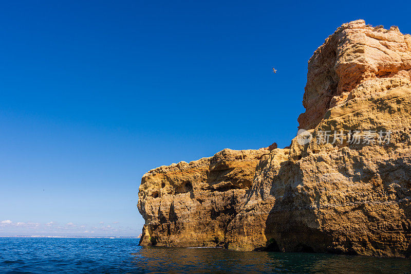 葡萄牙卡沃埃罗附近戏剧性的阿尔加维悬崖和洞穴