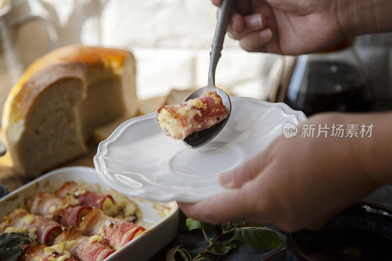 自制健康早餐:鸡蛋培根卷和全麦面包