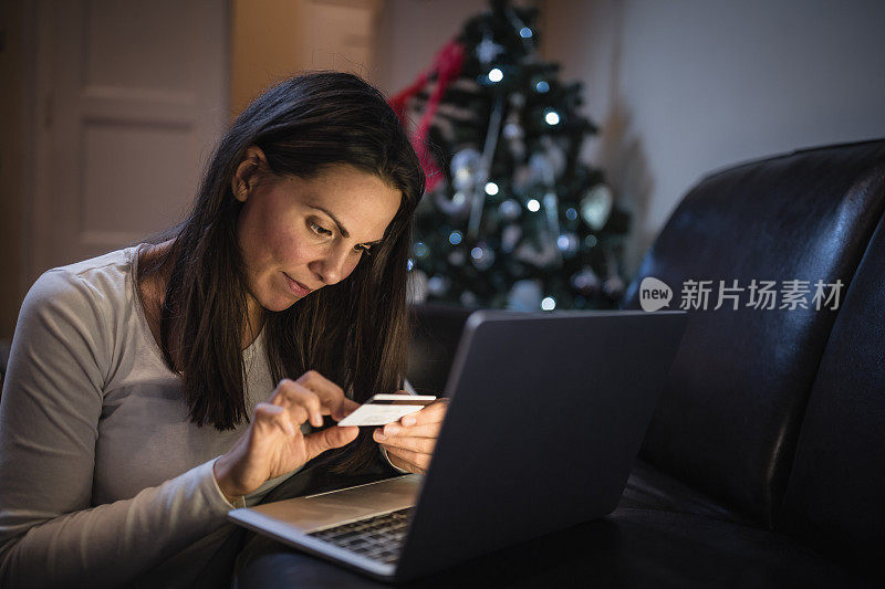 年轻女子在网上购买圣诞礼物