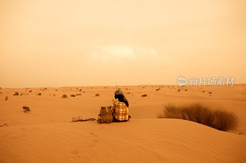 亚洲女人在沙漠旅行