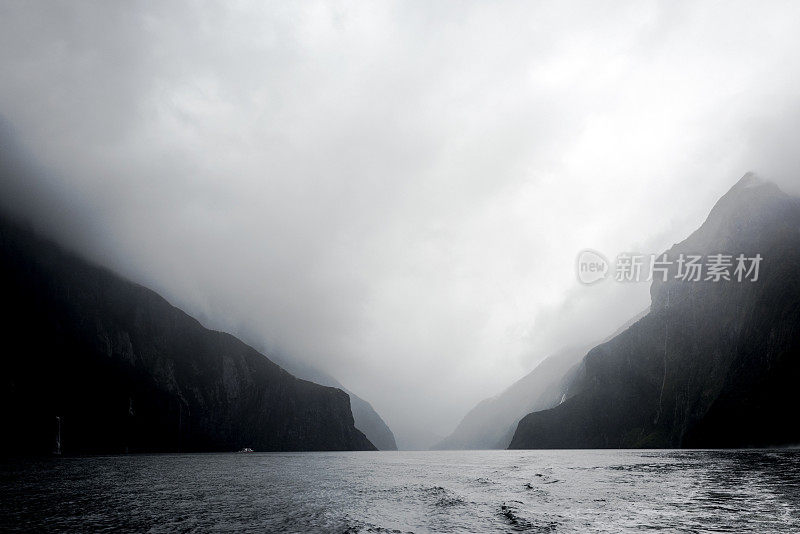 穆迪的观点，在米尔福德海湾与阴雨天气