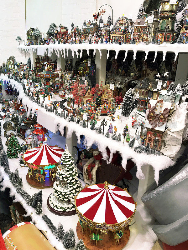 特写的圣诞装饰和木制玩具旋转木马百货公司