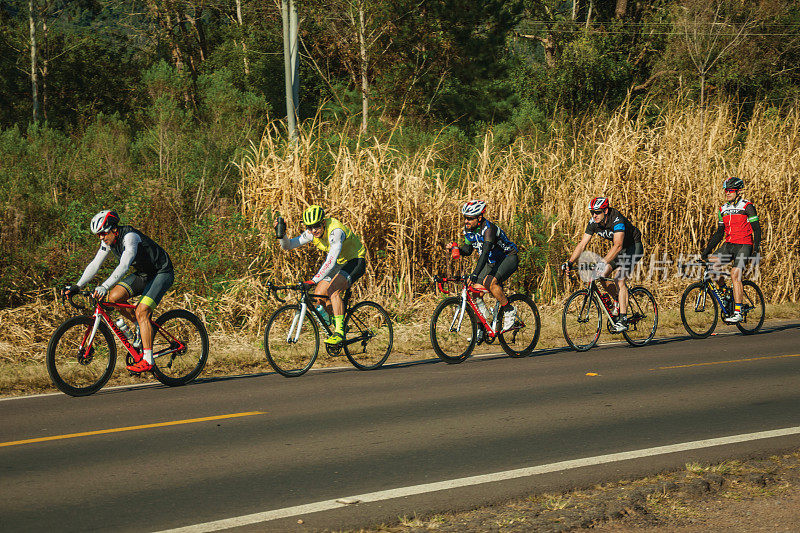骑自行车的人在乡间小路上训练