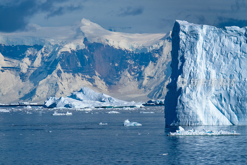 乘坐橡皮艇(zodiac)探索南极半岛令人叹为观止的海岸景观