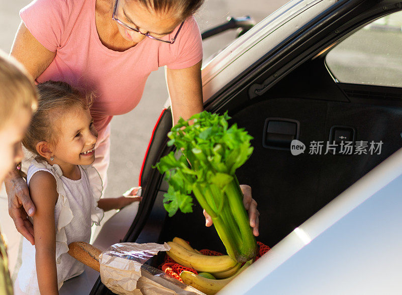 一家人在杂货店购物后玩