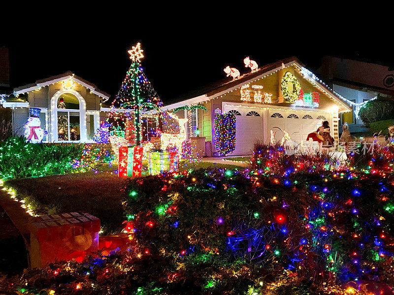 为圣诞节和新年除夕装饰和照明的房子在晚上，加利福尼亚