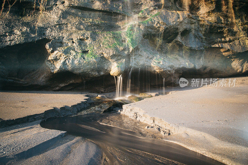 印度尼西亚巴厘岛日落时热带海滩海的宽角视图