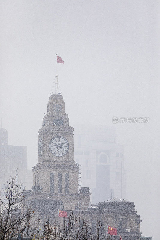 外滩海关大楼在雪中