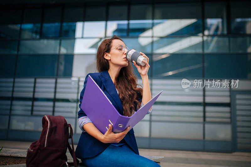 年轻女人在工作时间喝咖啡