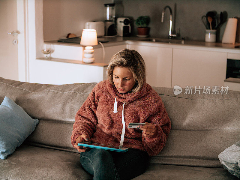 女人在家里用信用卡购物