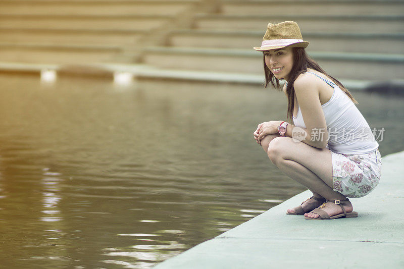 美丽的年轻女子欣赏着湖边的景色