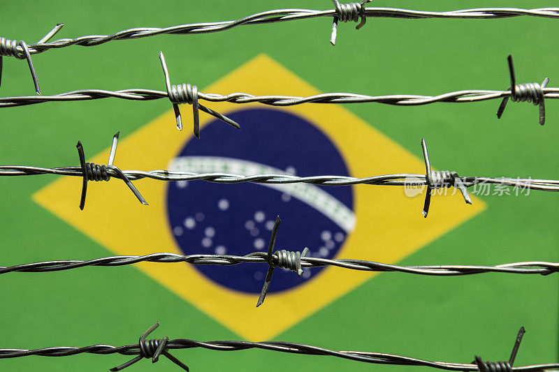 巴西国旗和铁丝网