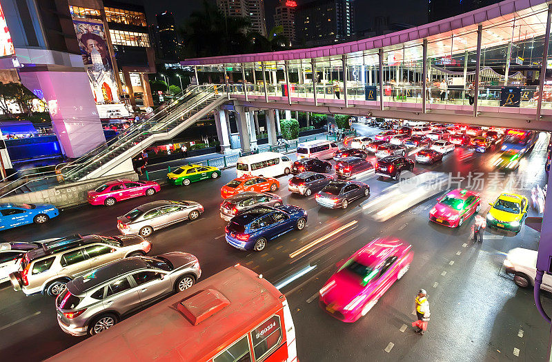 夜间的城市交通，购物中心，建筑物，超速的汽车，巴士在亚洲首都的灯光