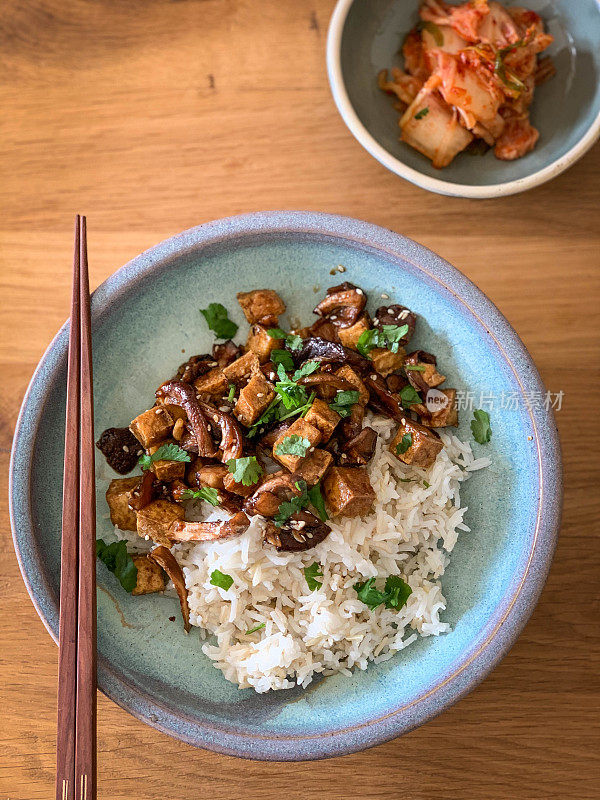 素食烤肉和泡菜——豆腐和蘑菇烤肉配米饭和泡菜