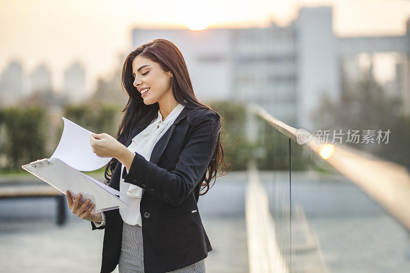 女商人拿着五颜六色的文件